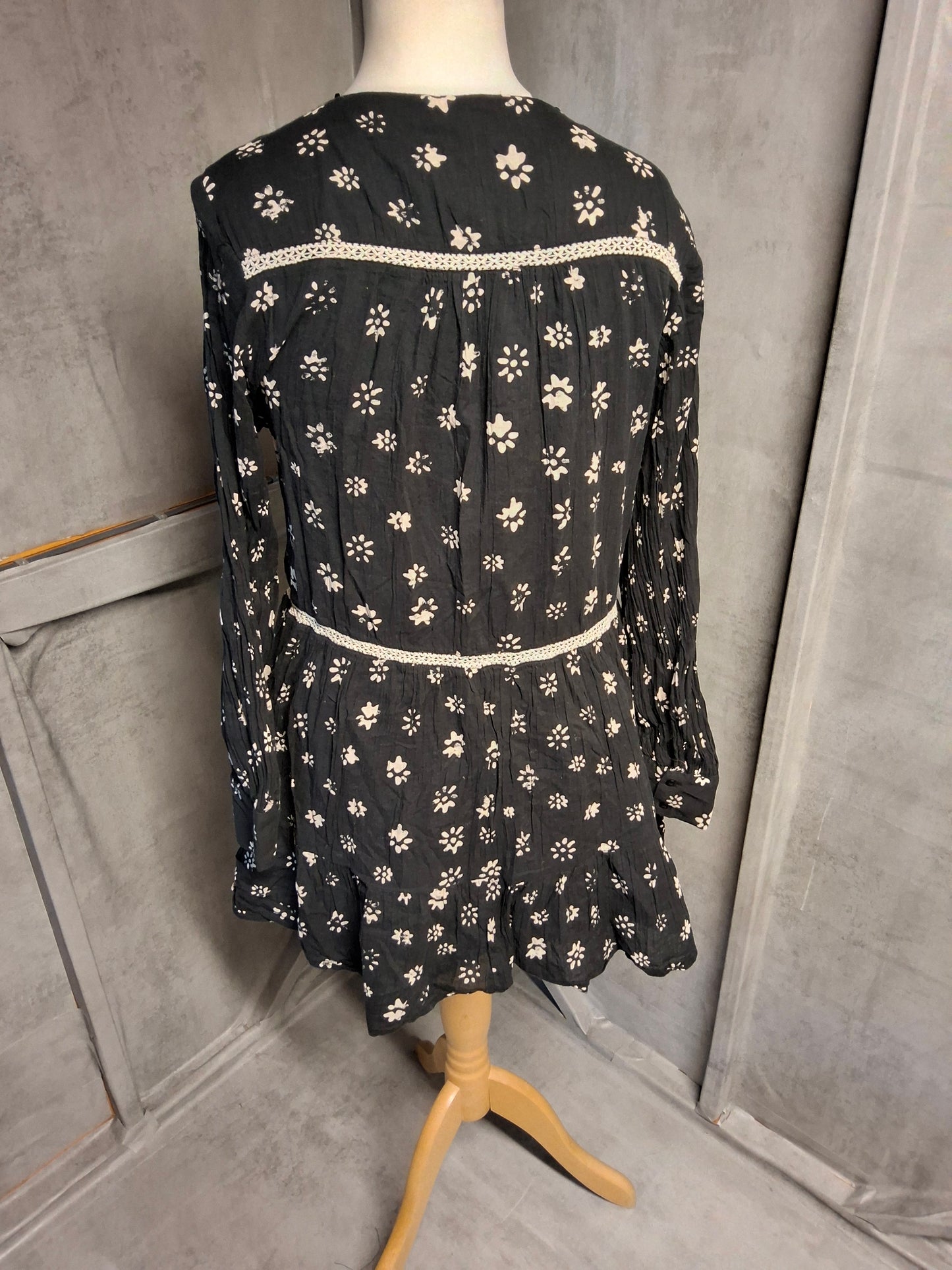 Zara Black & White Patterned Mini Dress – Size M (UK size 10/12) – Long Sleeve V-Neck