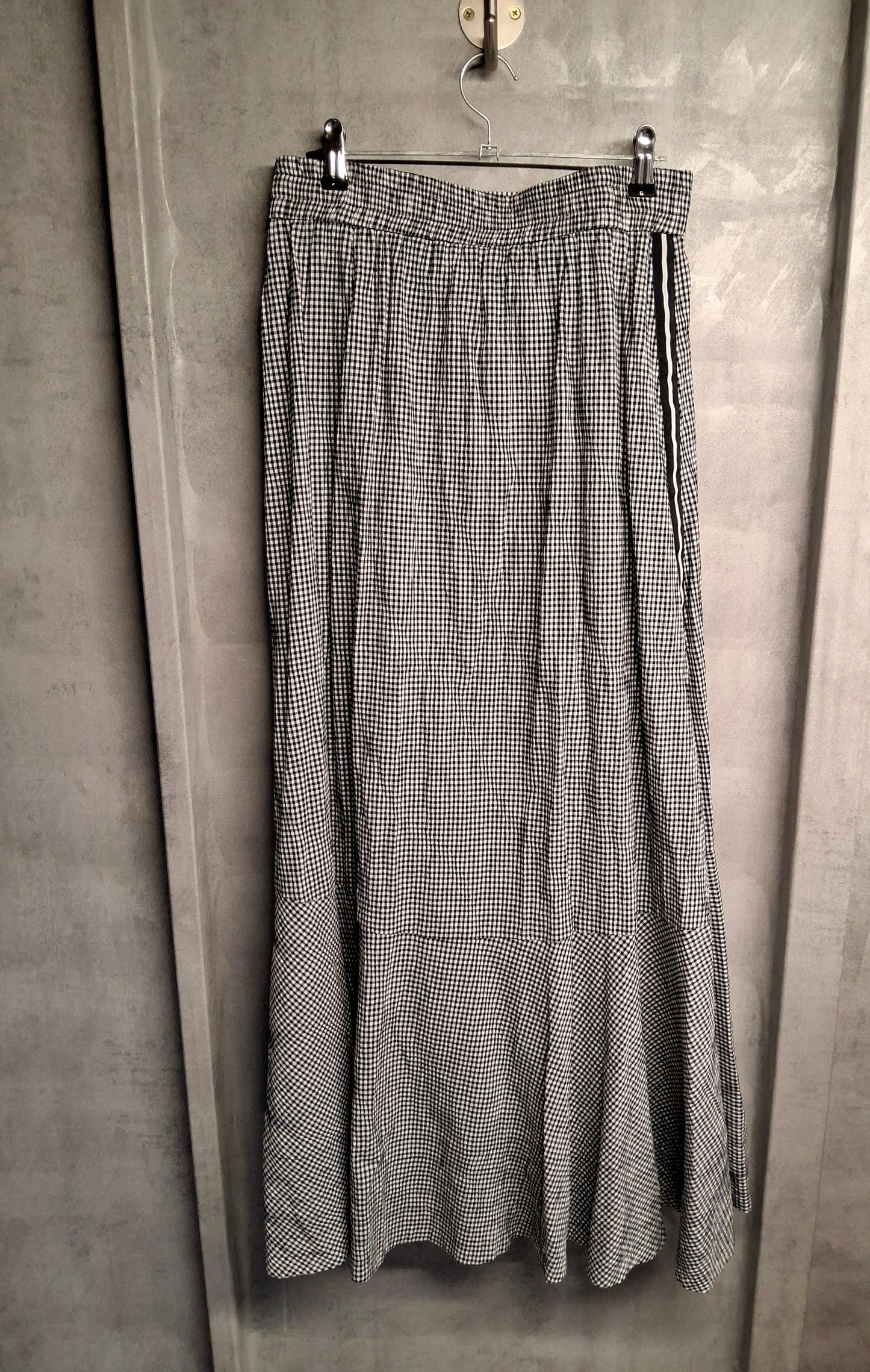 Black & White Checked Asymmetric Midi Skirt – Size 8 – Layered Style