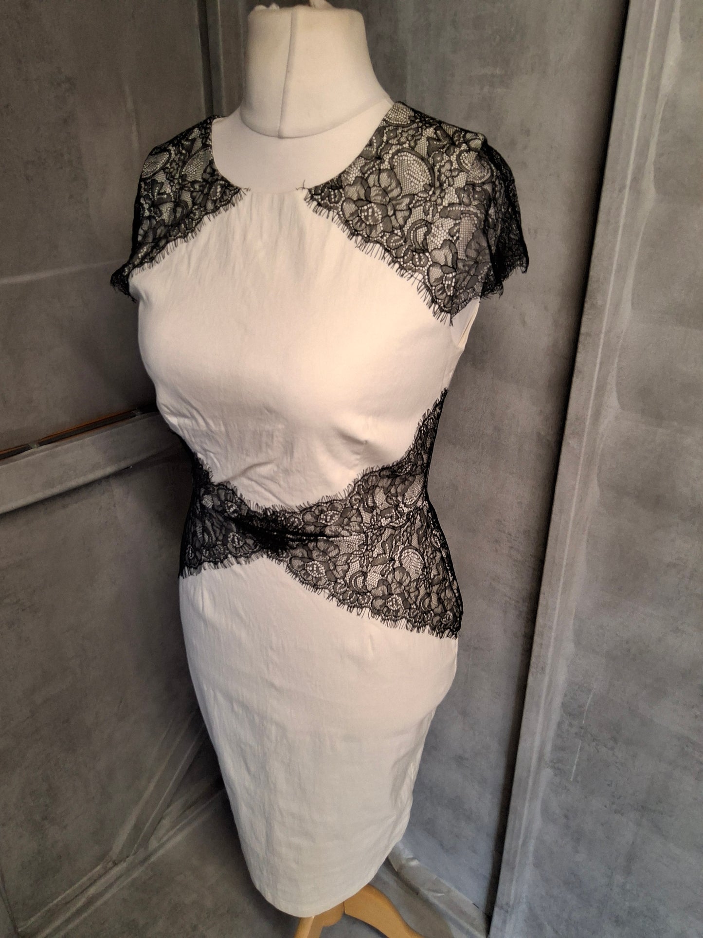 Paper Dolls White & Black Lace Bodycon Dress – Size 14