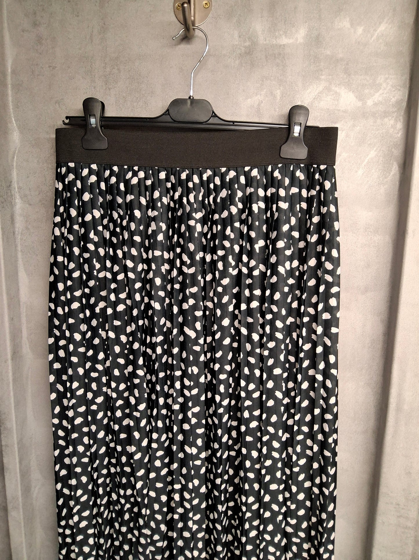 Lipsy Black & White Pleated Midi Skirt – Size 12 – Floaty, Spotty & Fabulous