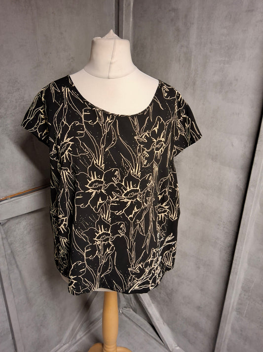Windsmoor Black & Beige Floral Lined Top – Size 20
