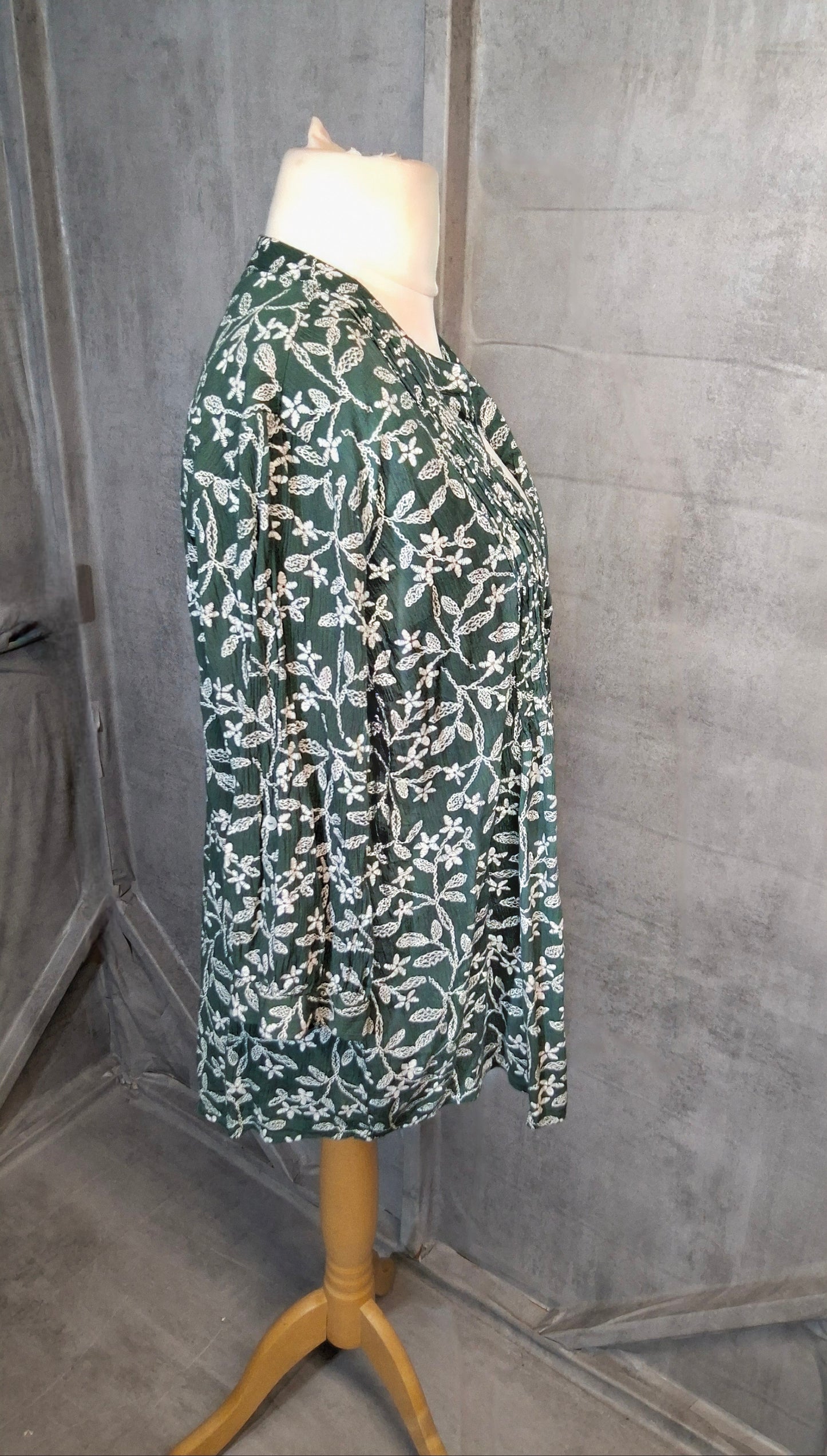 Bonmarché Green & White Embroidered Floral Blouse – Size 18 – 100% Viscose