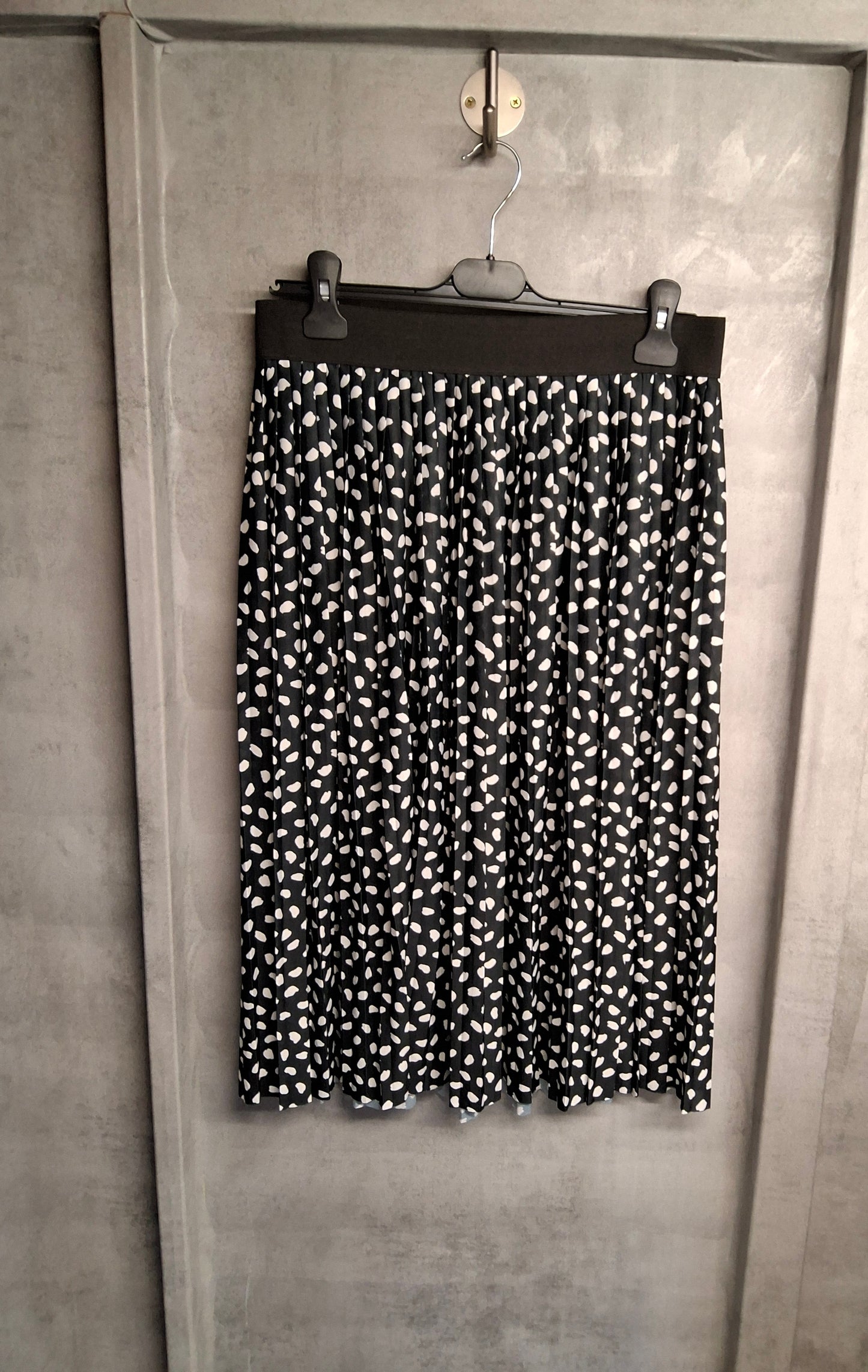 Lipsy Black & White Pleated Midi Skirt – Size 12 – Floaty, Spotty & Fabulous