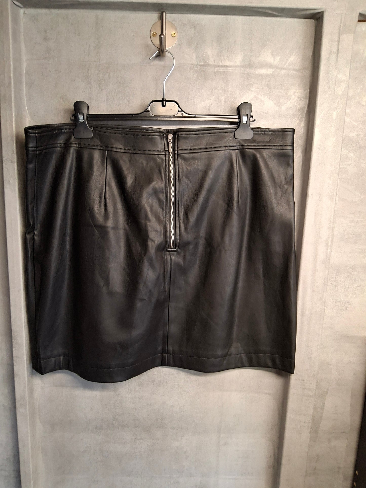 M&Co Black Faux Leather Mini Skirt – Size 20 – NWT