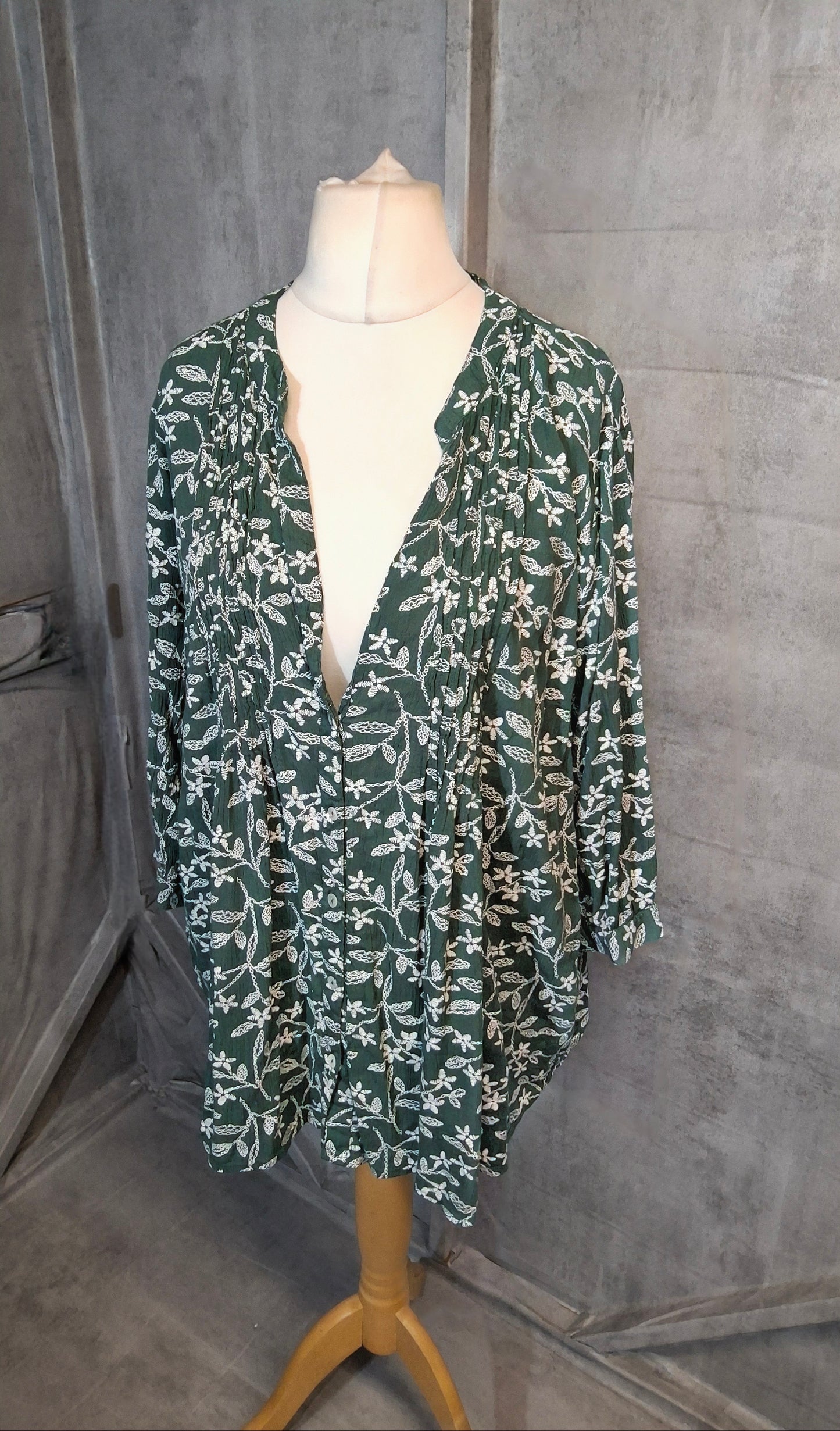 Bonmarché Green & White Embroidered Floral Blouse – Size 18 – 100% Viscose