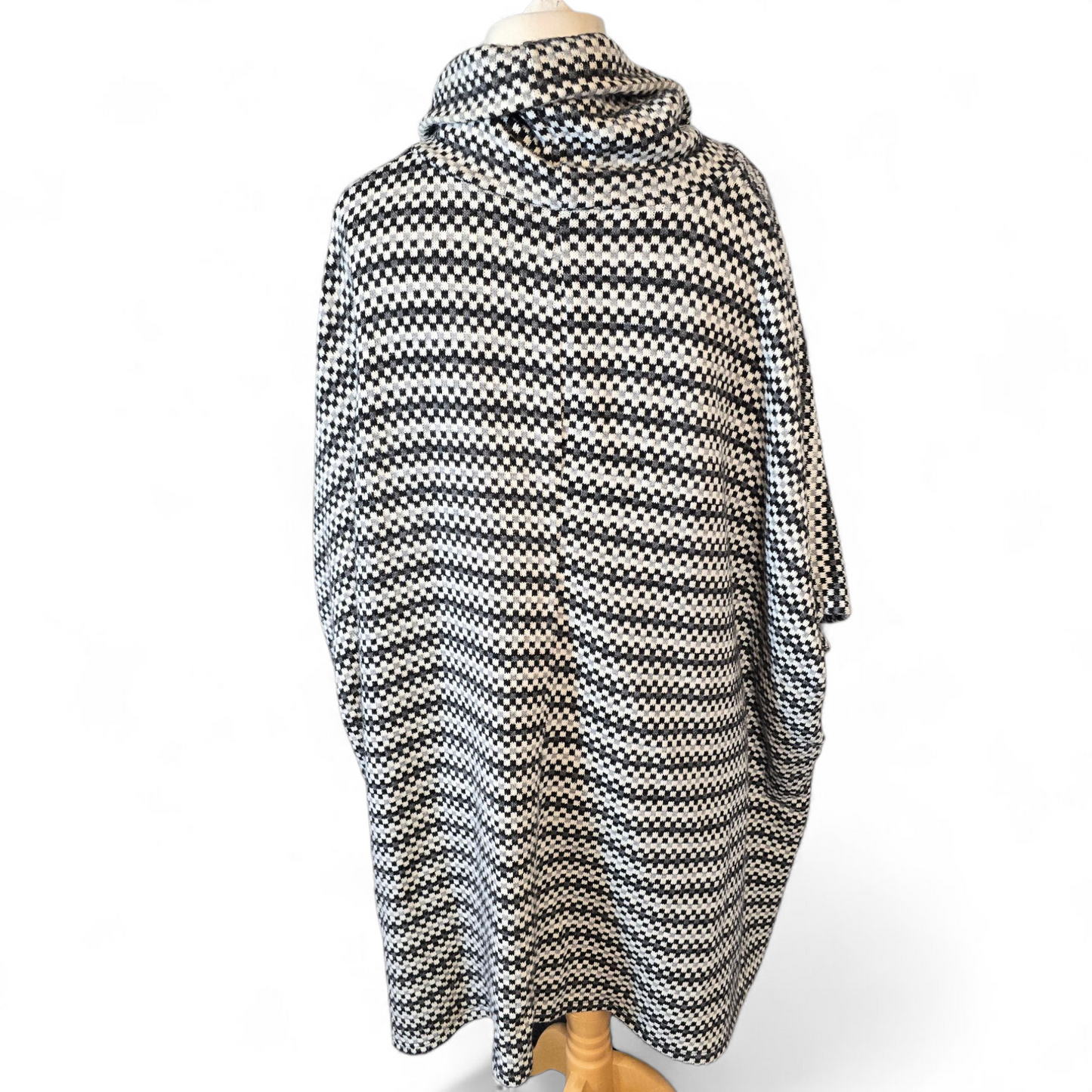 LV Clothing Made in Italy Checked Turtle Neck Jumper – One Size (Best Fits 22+) – Grey, White & Black