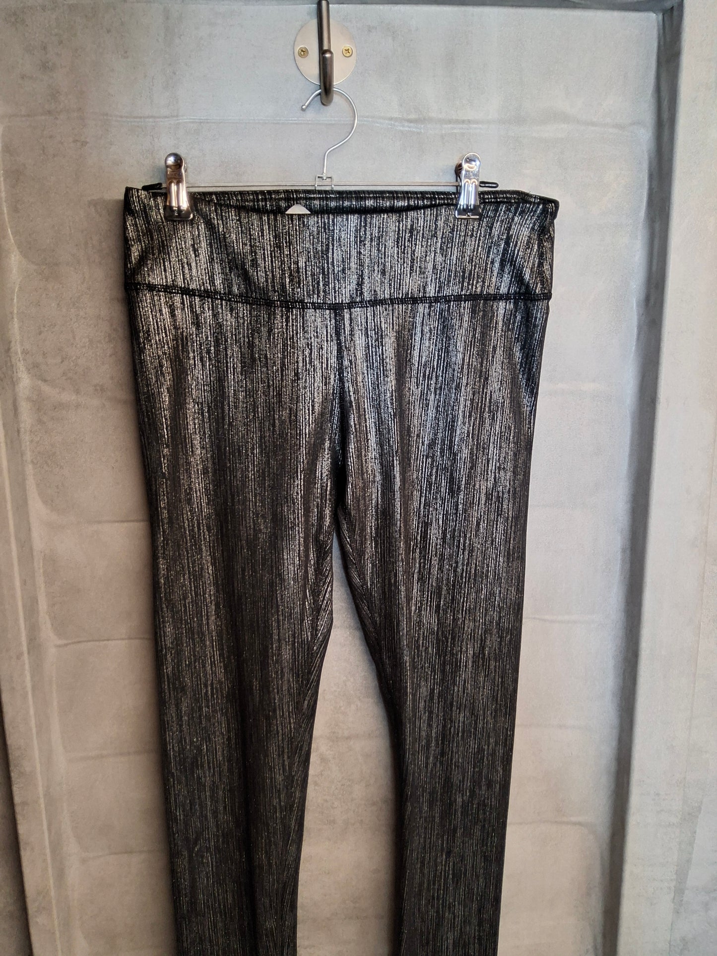 Fabletics Black & Silver High Waist Gym Leggings – Size S (size 8/10) – Polyester