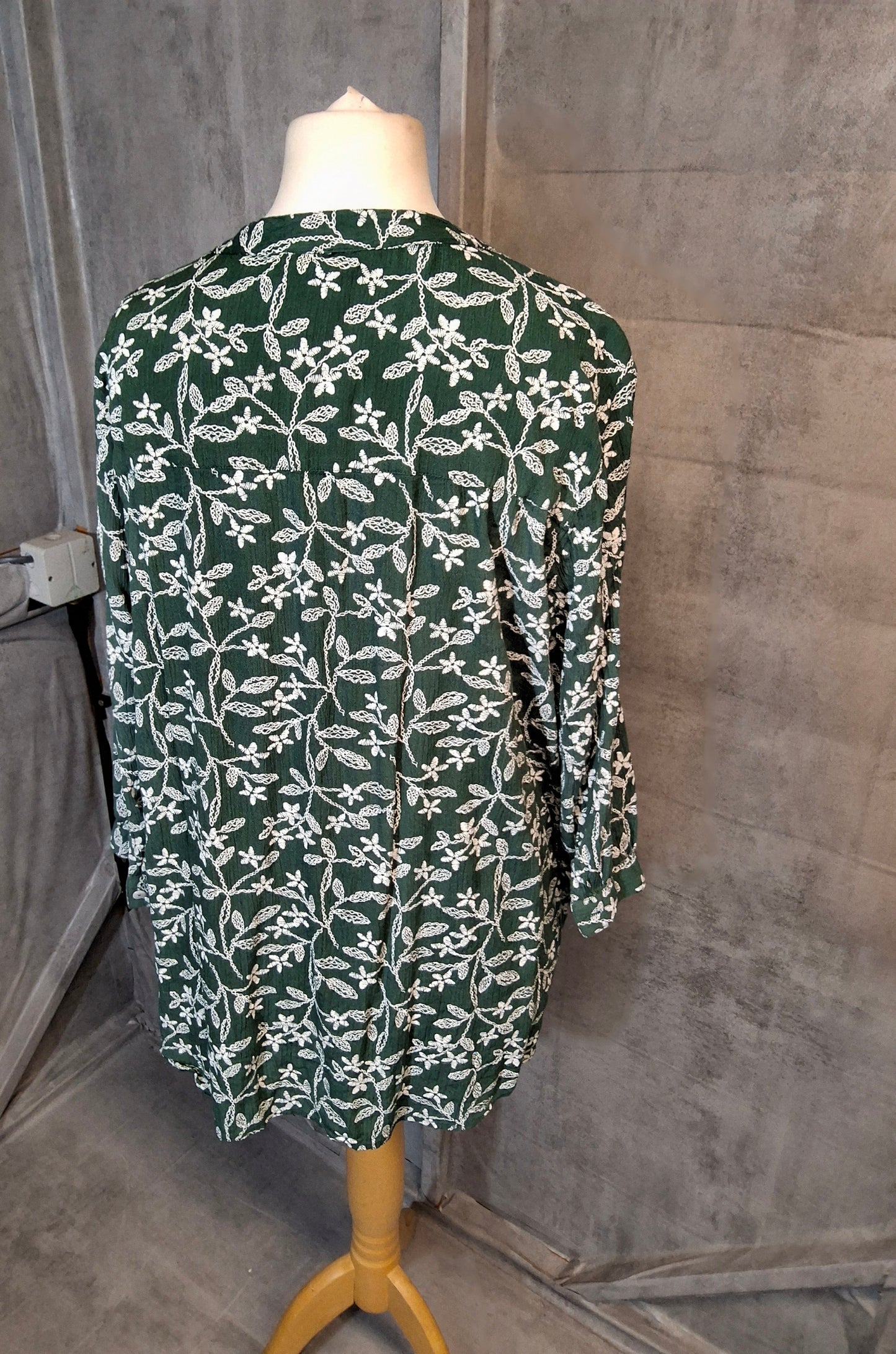 Bonmarché Green & White Embroidered Floral Blouse – Size 18 – 100% Viscose