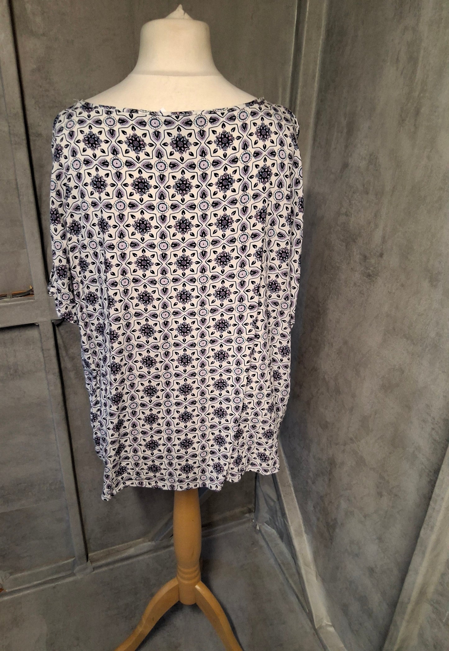 Primark White Patterned Tshirt with Sleeve Buttons – Size 20 💜🖤