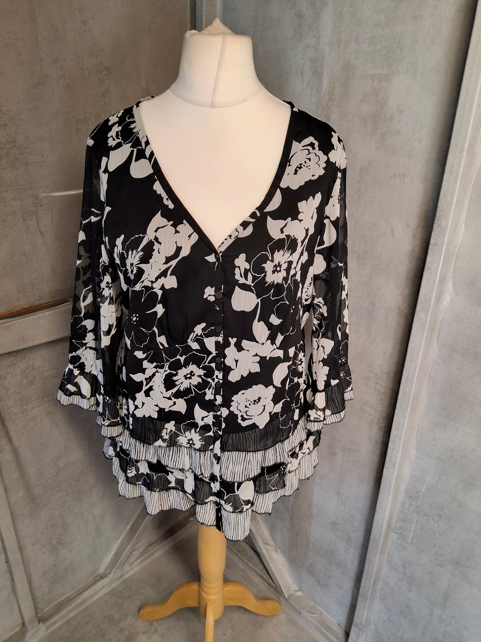 Per Una Black & White Floral Blouse – Size 16 – Sheer Sleeves & Frill Detail ✨
