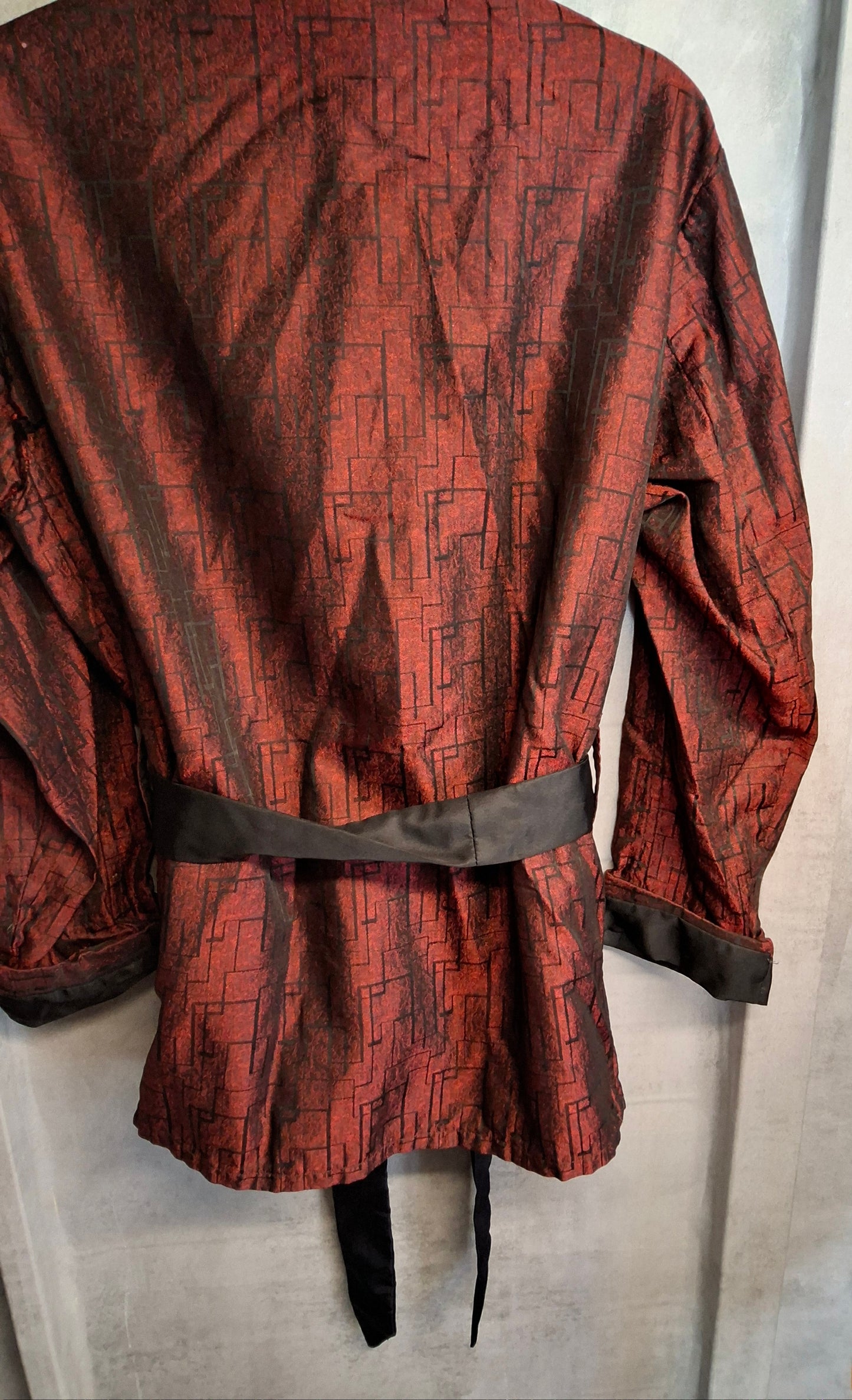 Men’s Vintage Lloyd Host Coat Smoking Jacket – Red & Black Pattern – Belted – Tricel Fibre