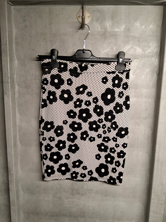 Topshop Black & White Floral Velvet Mini Skirt – Size 8 – Bodycon Style
