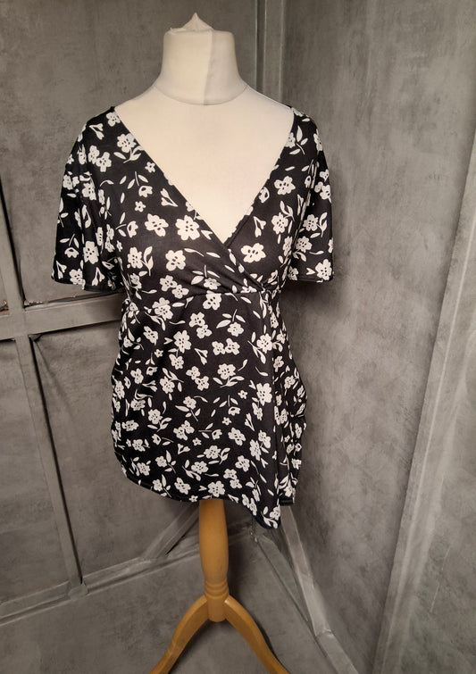 Boohoo Black Wrap Floral Top – Size 16
