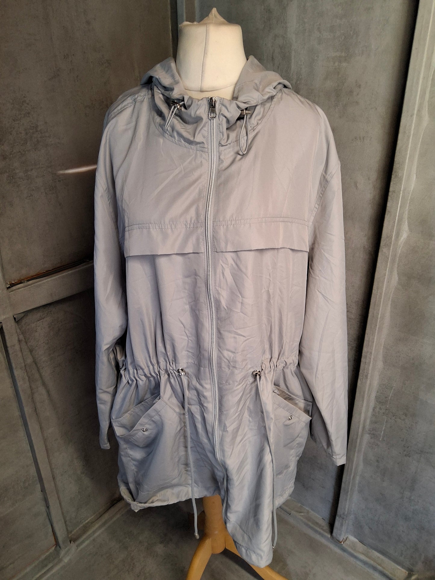Primark Light Grey Lightweight Hooded Raincoat – Size 22/24
