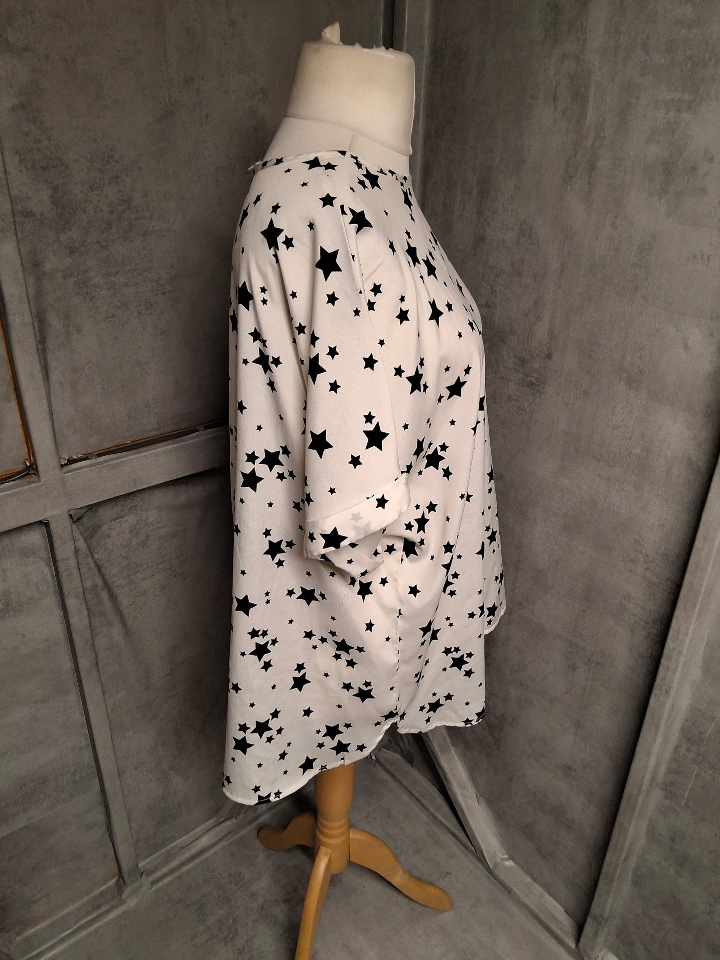 Capsule Curve White Star Print Oversized Top – Size 22 – Everyday Galaxy Glam