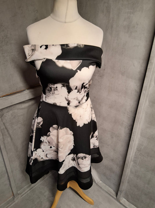 Quiz Black & White Floral Dress – Size 10 – Classy neckline, sassy hemline