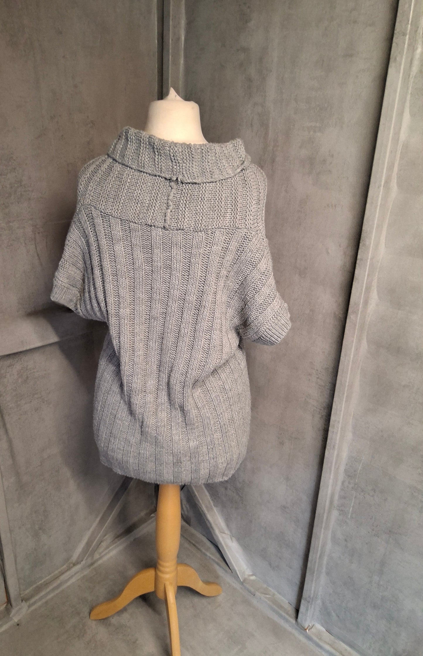 Dorothy Perkins Grey Short Sleeved Cardigan – Size 18 – Cosy Button Knit